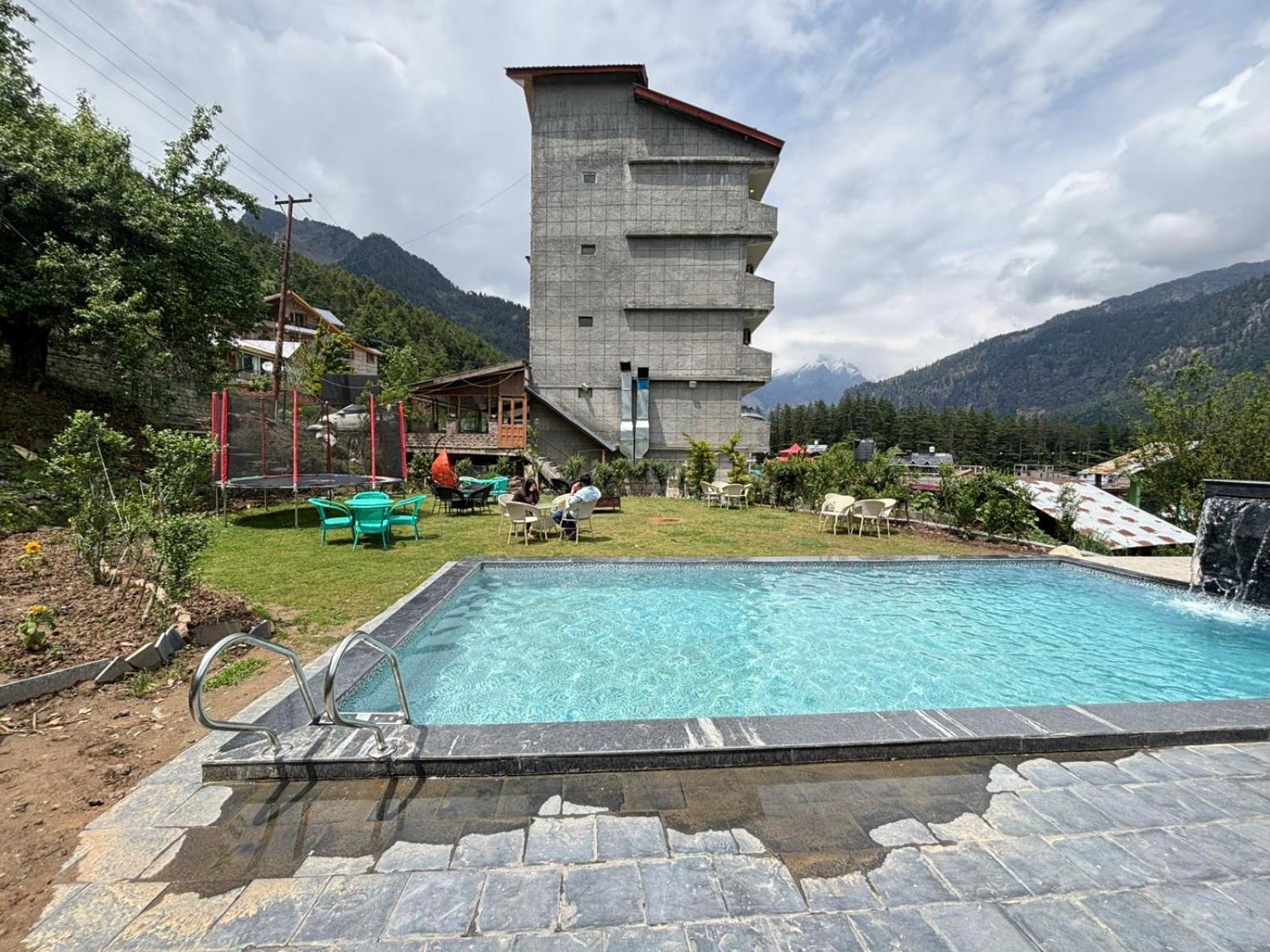 Smuggler Resort By West Western Near To Mall Road & Hadimba Temple # Swimming Pool#Free Pick From Volvo Bus Stand Manāli Exteriér fotografie
